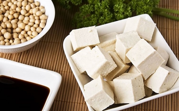 Ăn quá nhiều đậu phụ cũng làm giảm khả năng hấp thụ vitamin D của cơ thể, do đó làm cho xương trở nên yếu và giòn hơn.